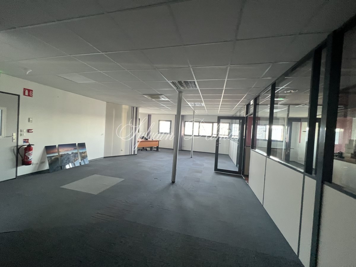 OPPORTUNITE Locaux bureaux et stockage TOURS, 3500 M², terrain 5000 M², Parking 100 places EMPLACEMENT N°1