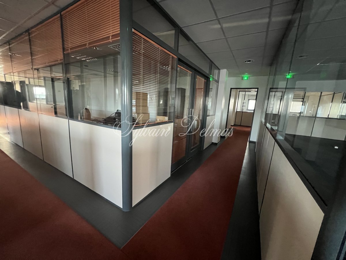 OPPORTUNITE Locaux bureaux et stockage TOURS, 3500 M², terrain 5000 M², Parking 100 places EMPLACEMENT N°1