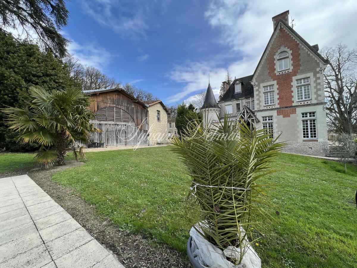Château 1890 dans la Vienne avec nombreuses dépendances et box à chevaux sur 25 hectares