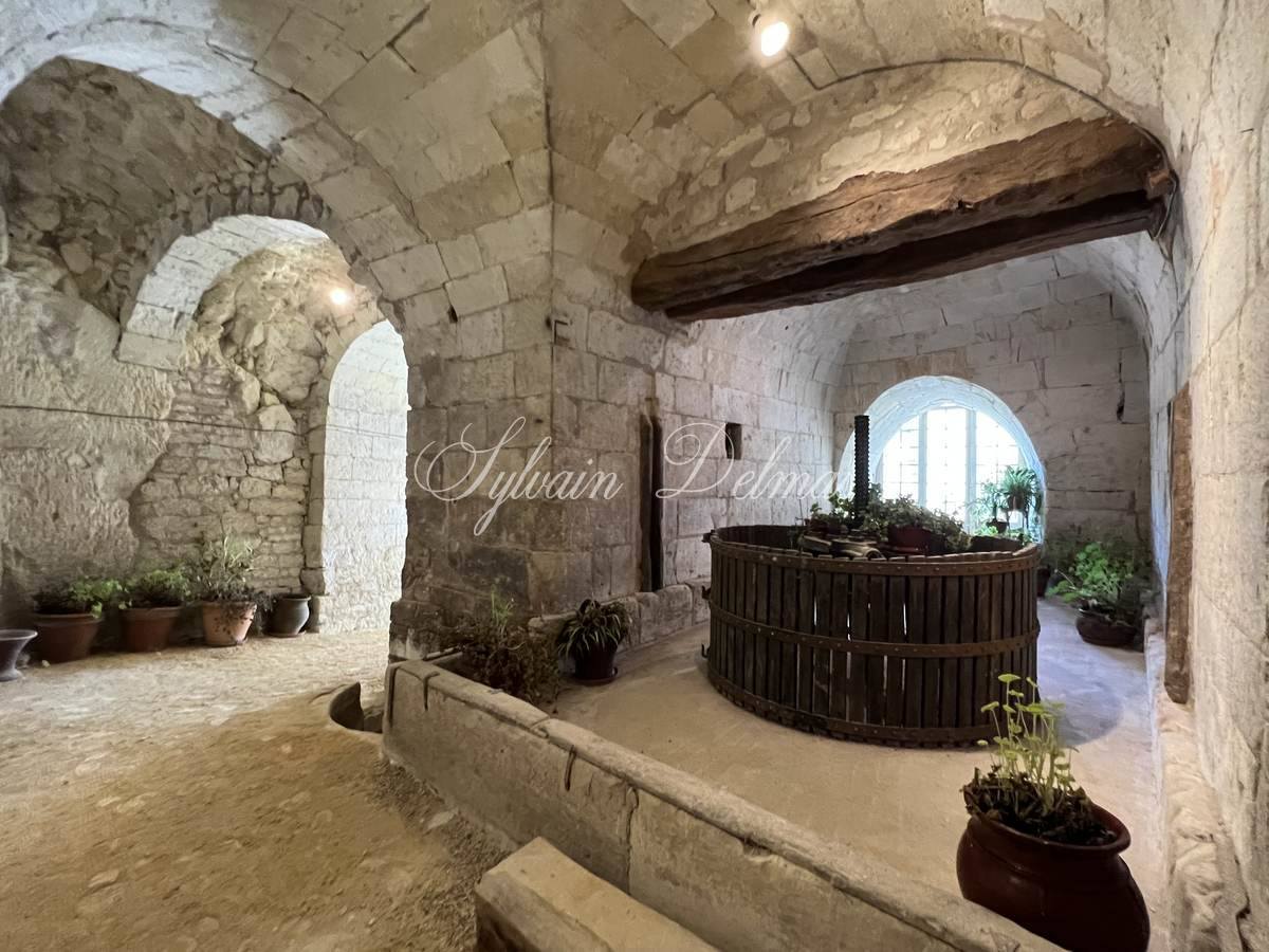 Château 1890 dans la Vienne avec nombreuses dépendances et box à chevaux sur 25 hectares