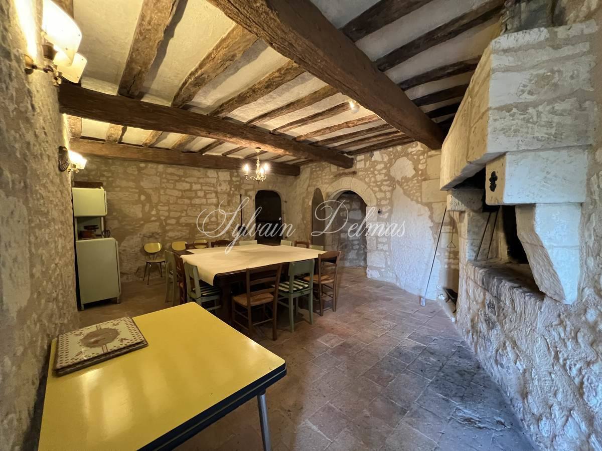 Château 1890 dans la Vienne avec nombreuses dépendances et box à chevaux sur 25 hectares