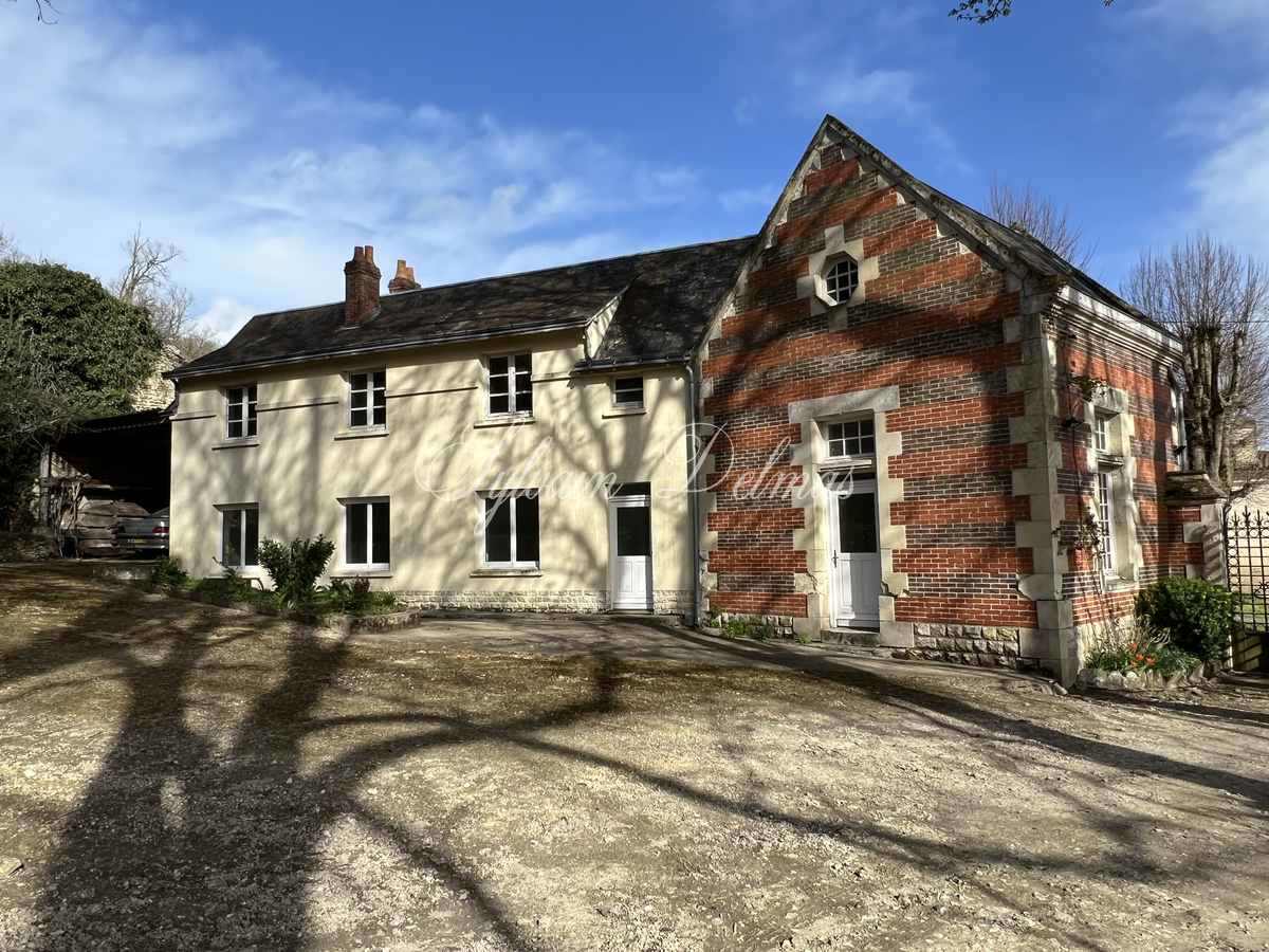 Château 1890 dans la Vienne avec nombreuses dépendances et box à chevaux sur 25 hectares