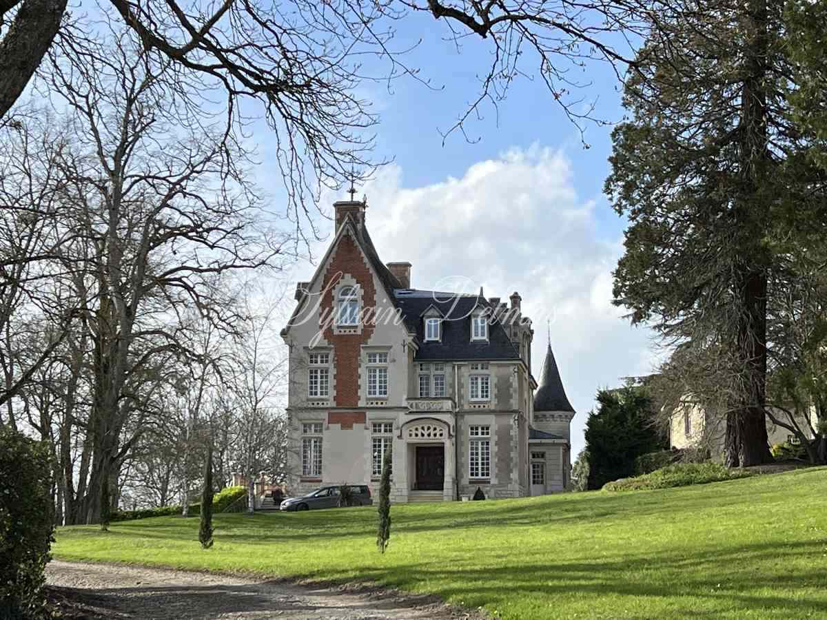 Château 1890 dans la Vienne avec nombreuses dépendances et box à chevaux sur 25 hectares