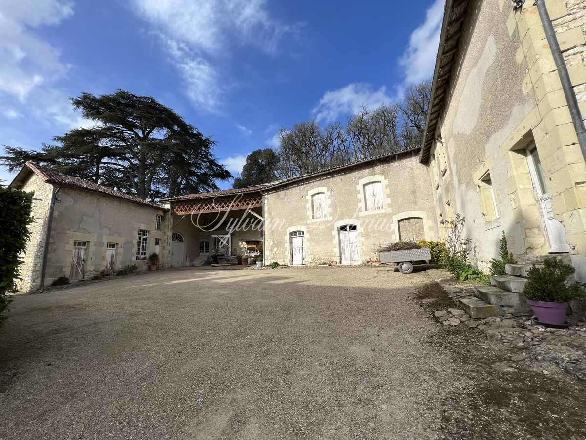 Château 1890 dans la Vienne avec nombreuses dépendances et box à chevaux sur 25 hectares