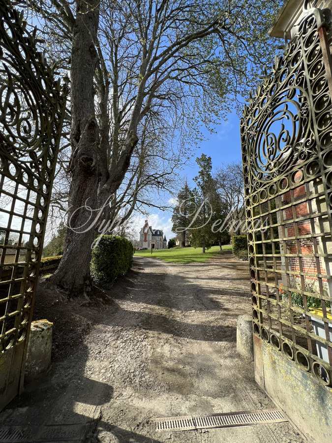 Château 1890 dans la Vienne avec nombreuses dépendances et box à chevaux sur 25 hectares
