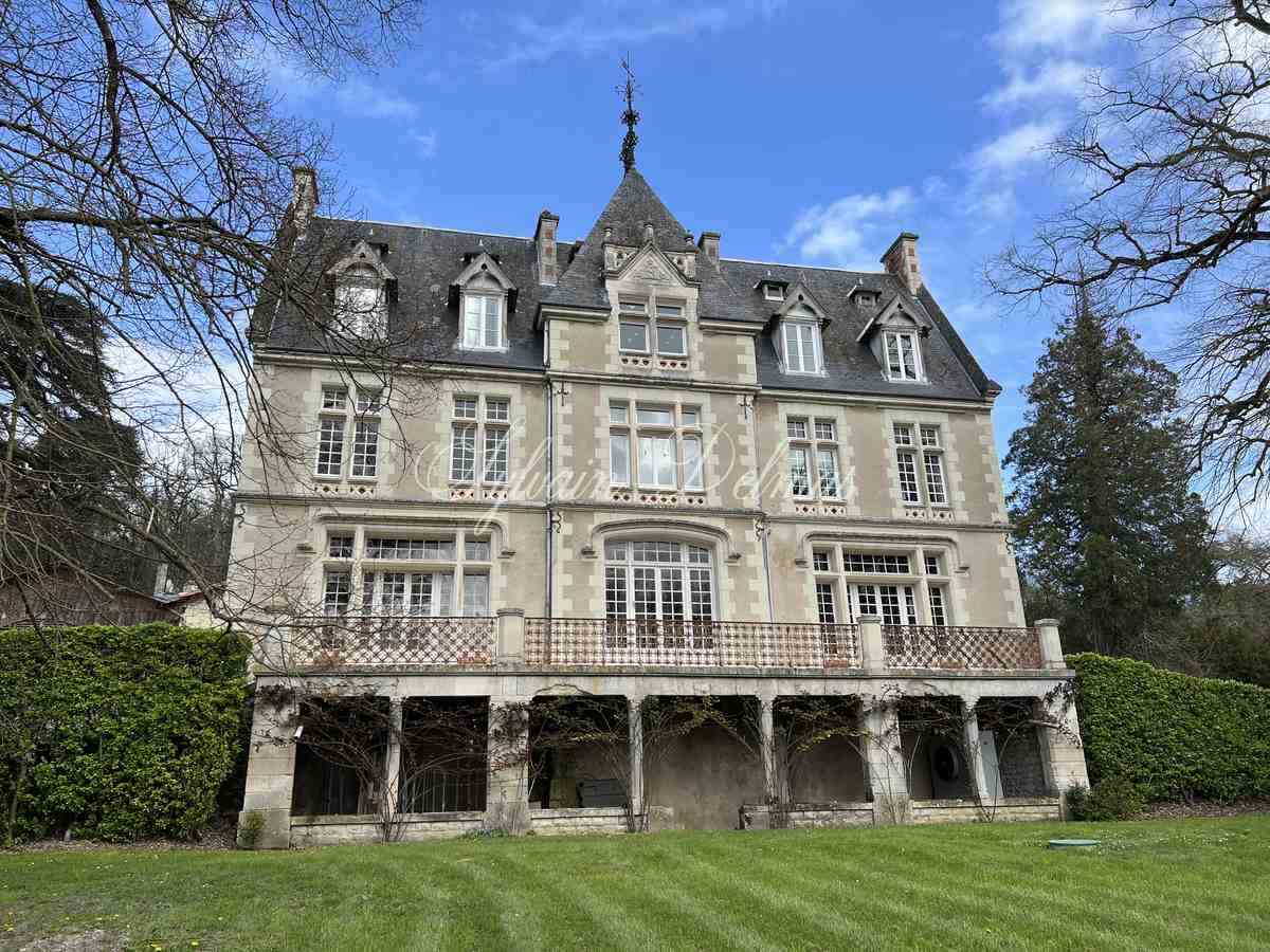 Château 1890 dans la Vienne avec nombreuses dépendances et box à chevaux sur 25 hectares