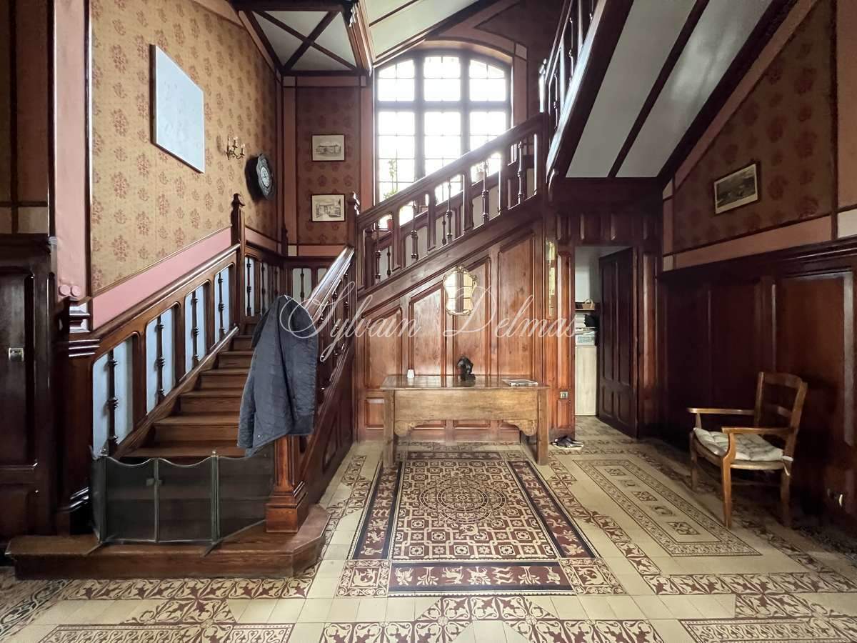 Château 1890 dans la Vienne avec nombreuses dépendances et box à chevaux sur 25 hectares