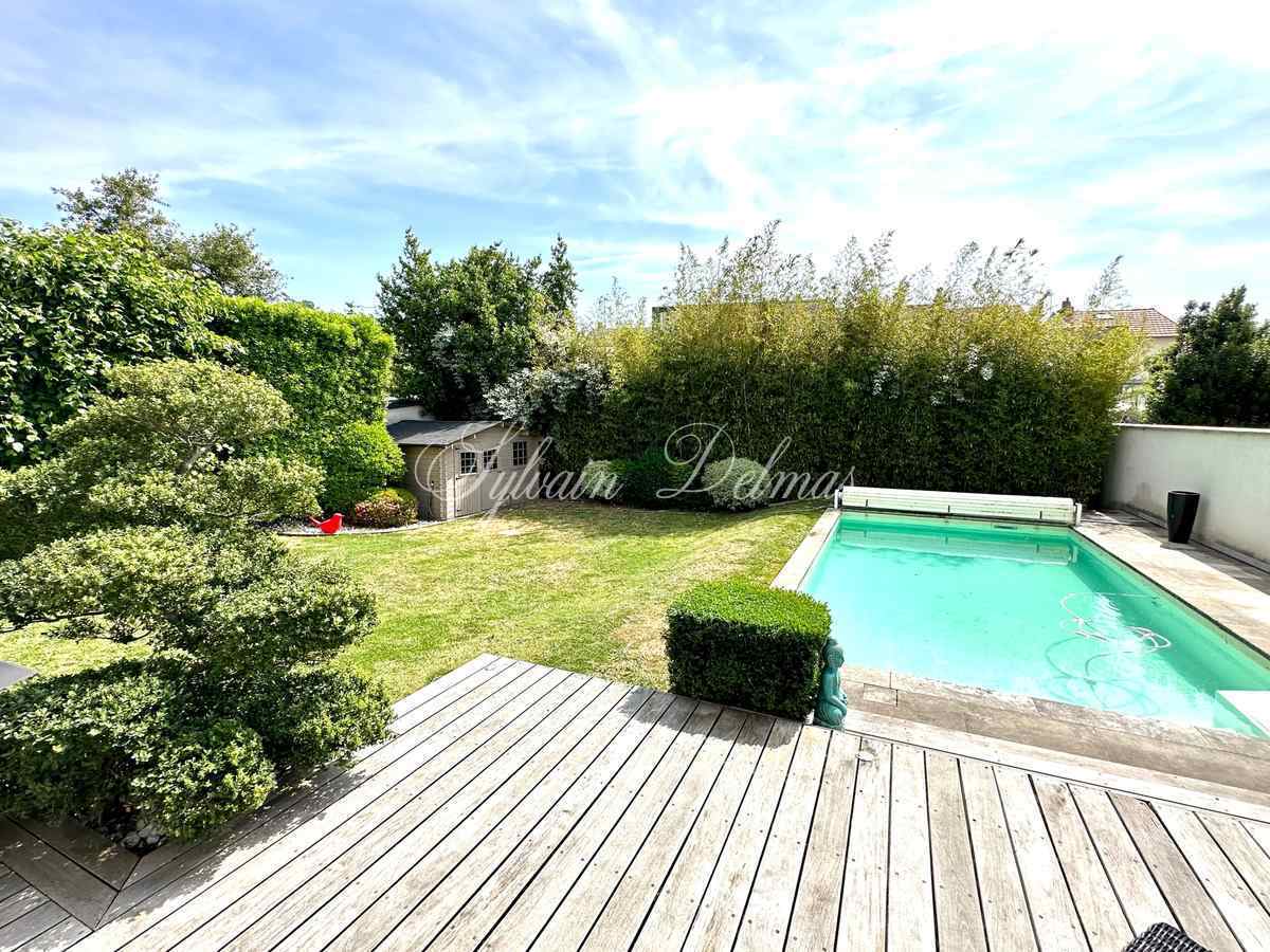 Maison contemporaine — Plein centre de TOURS Maison 250M² jardin, piscine, garages
