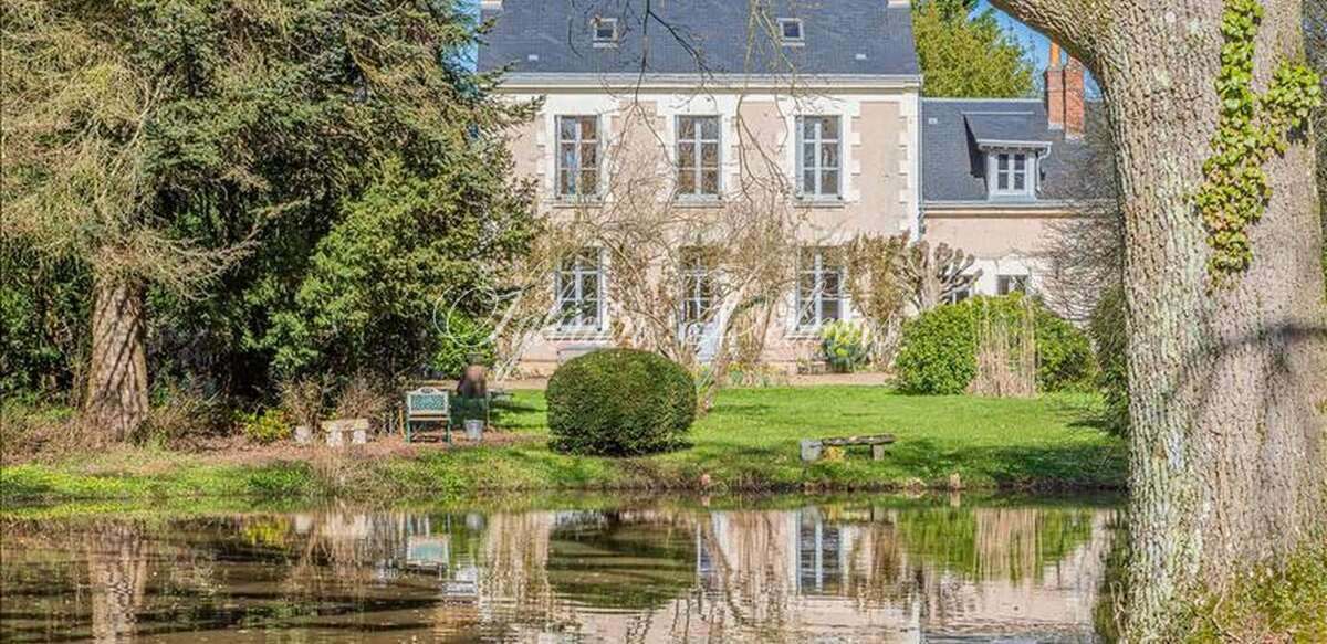 Manoir — A VENDRE  à quelques kilomètres de Tours centre, authentique propriété du XIX°