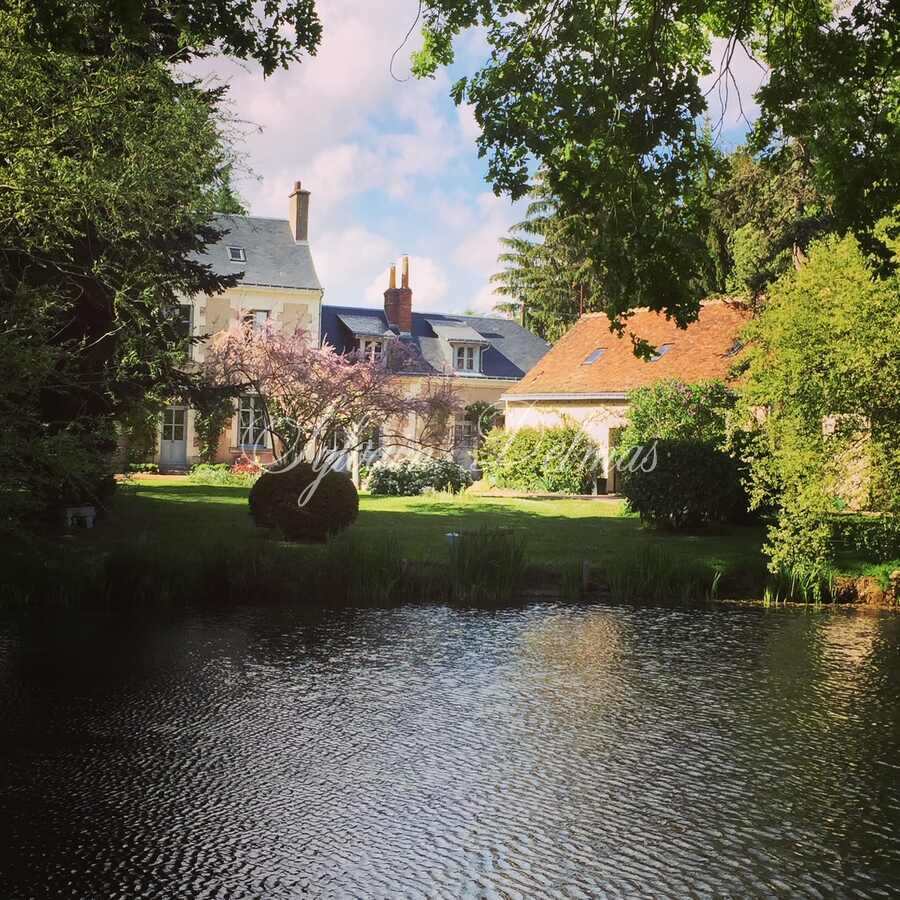 Manoir — A VENDRE  à quelques kilomètres de Tours centre, authentique propriété du XIX°