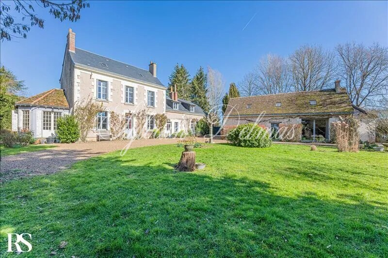 Manoir — A VENDRE  à quelques kilomètres de Tours centre, authentique propriété du XIX°