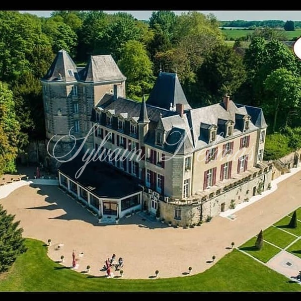 A VENDRE Château totalement restauré prévu pour un hôtel 4/5 *