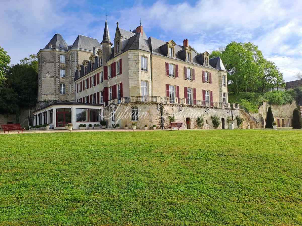 A VENDRE Château totalement restauré prévu pour un hôtel 4/5 *