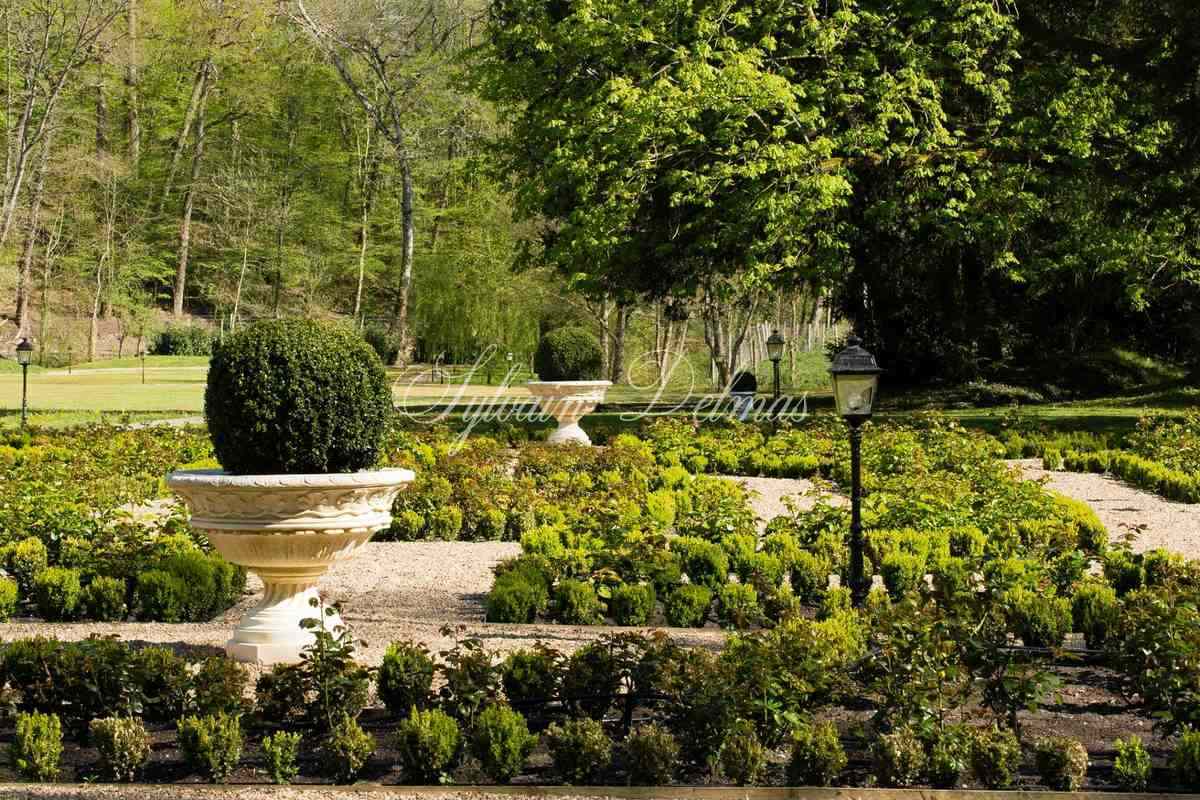 A VENDRE Château totalement restauré prévu pour un hôtel 4/5 *
