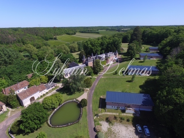 Château du XV° avec très nombreuses dépendances E.R.P.  300 personnes