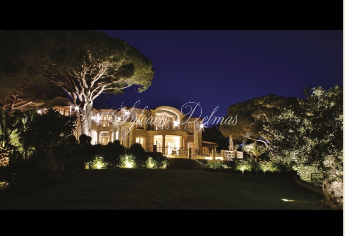 FABULEUX MANOIR FRONT DE MER A GRIMAUD