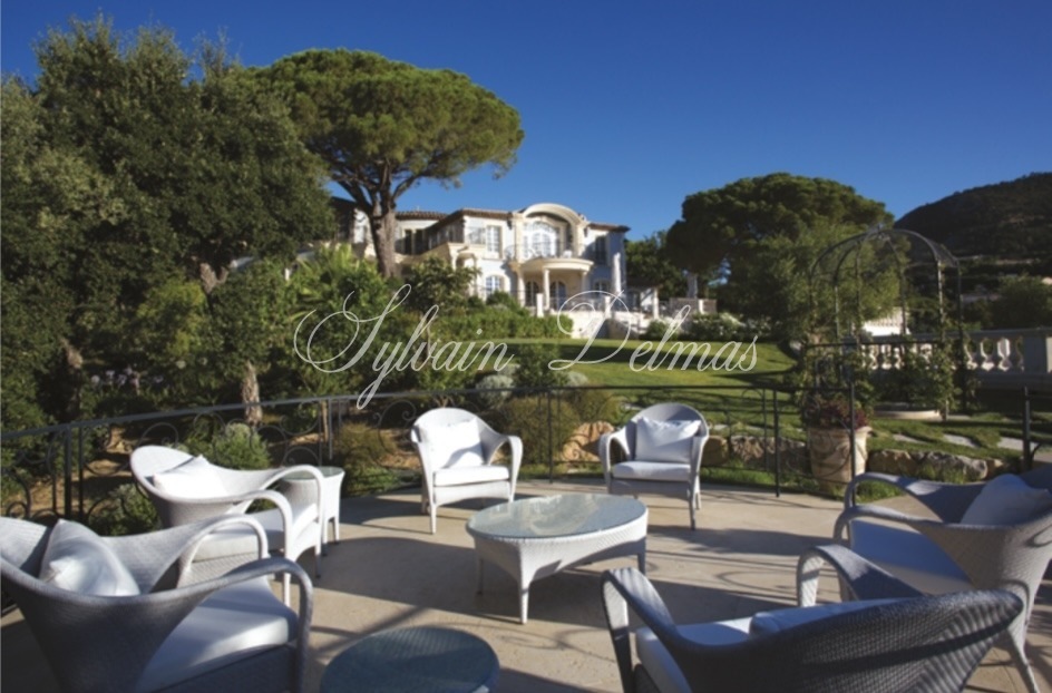 FABULEUX MANOIR FRONT DE MER A GRIMAUD