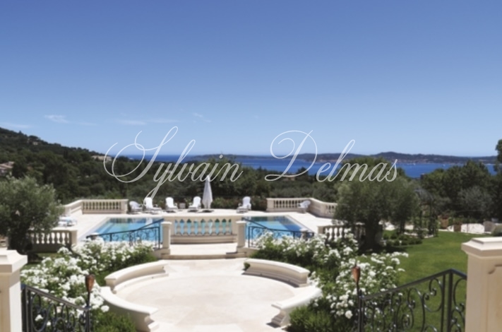 FABULEUX MANOIR FRONT DE MER A GRIMAUD