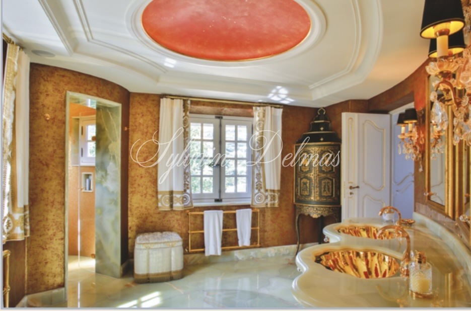 FABULEUX MANOIR FRONT DE MER A GRIMAUD