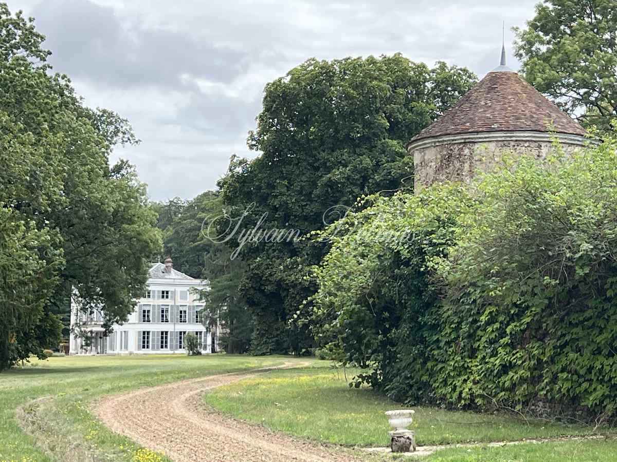 Magnifique château du XVII° à 120 KM de Paris centre.