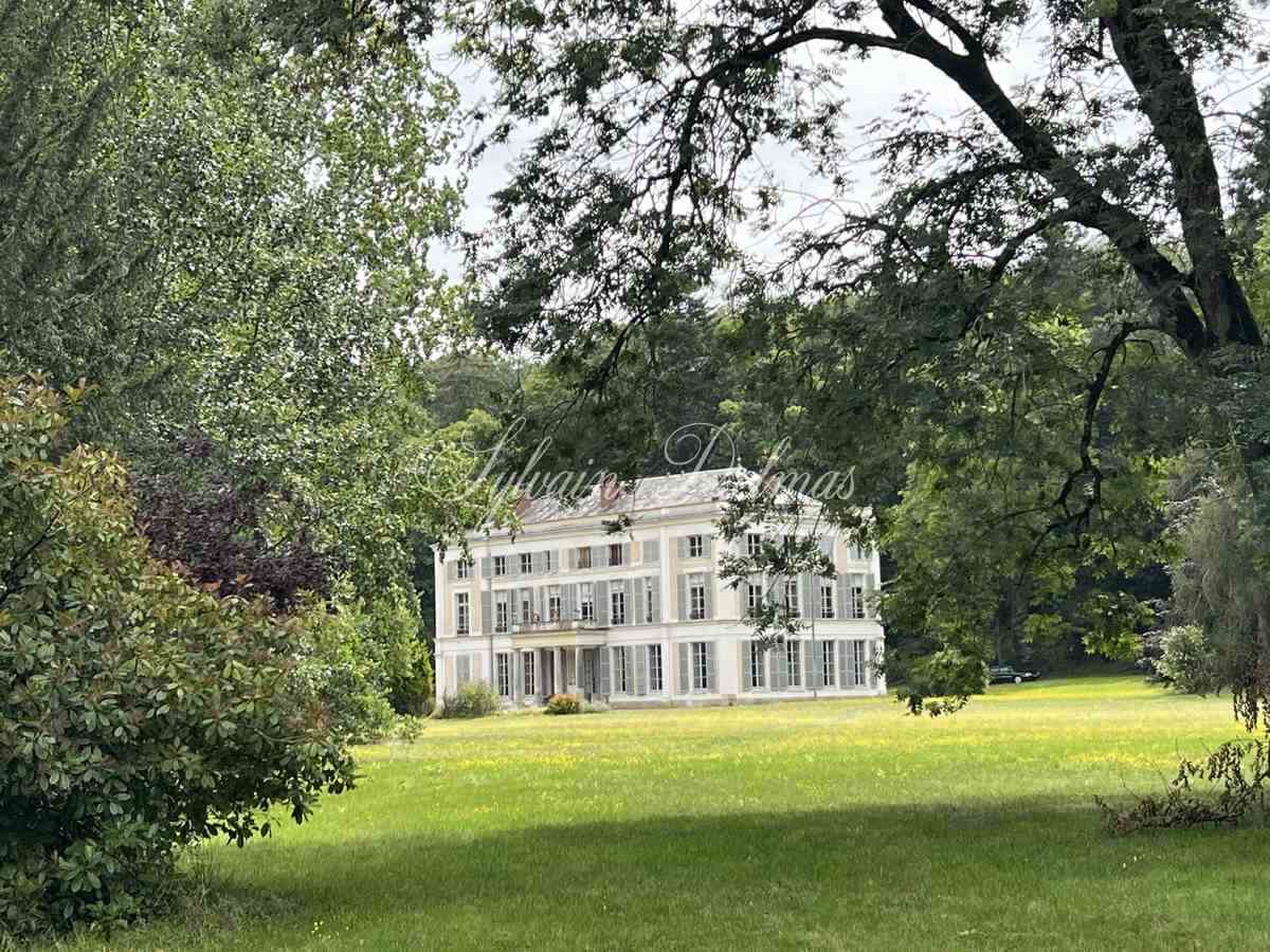 Magnifique château du XVII° à 120 KM de Paris centre.