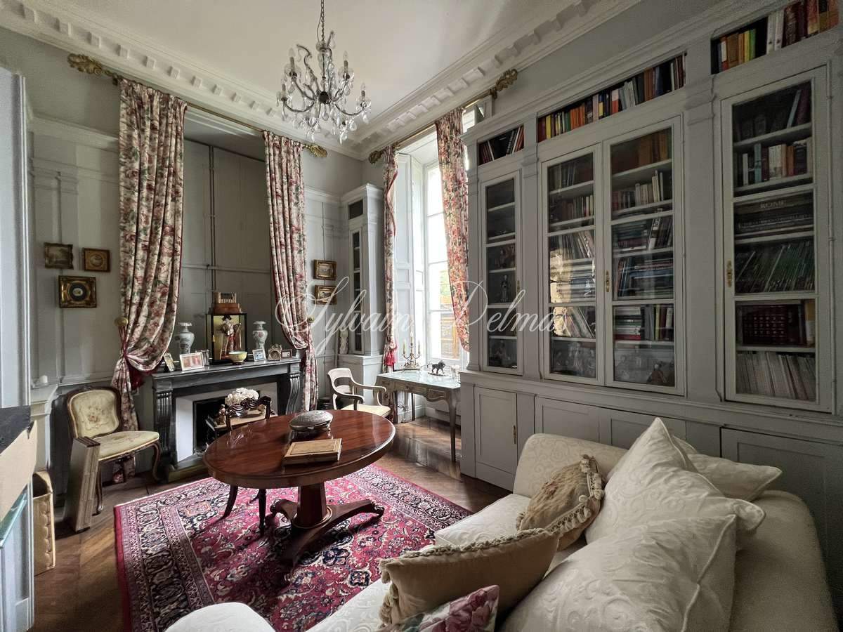 Magnifique château du XVII° à 120 KM de Paris centre.