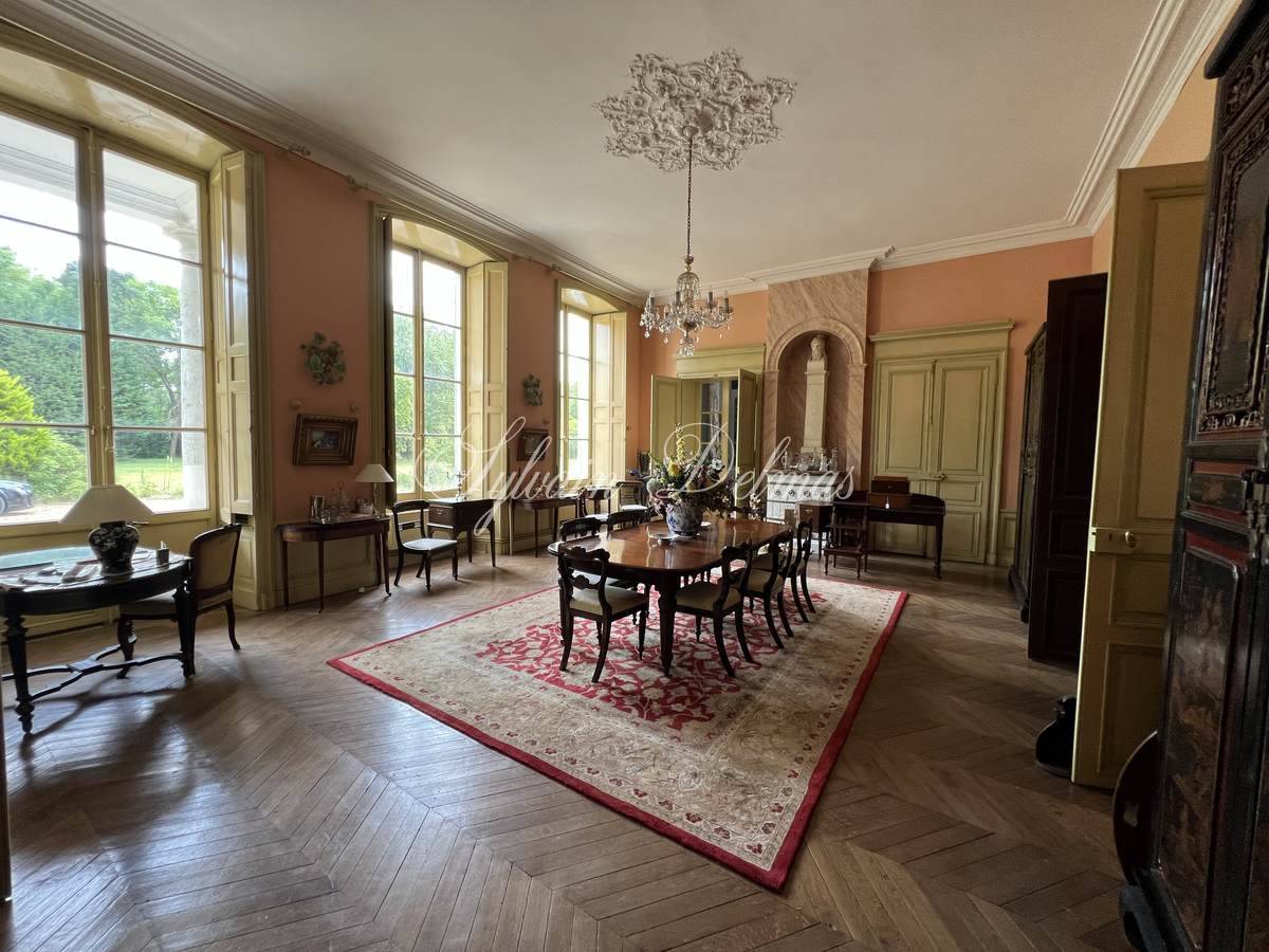 Magnifique château du XVII° à 120 KM de Paris centre.