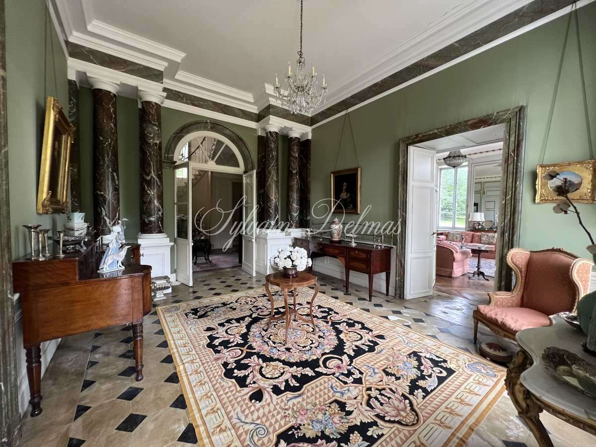 Magnifique château du XVII° à 120 KM de Paris centre.