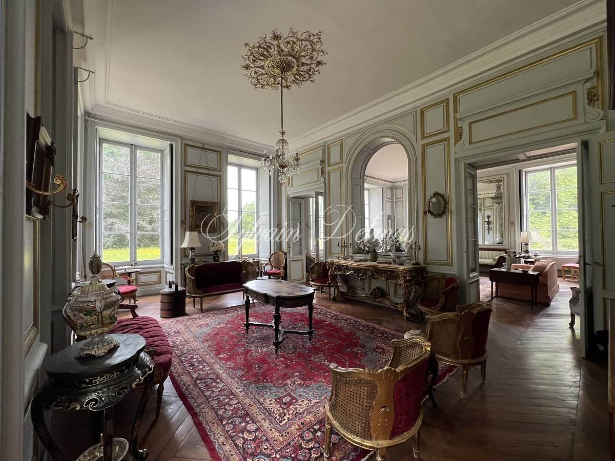 Magnifique château du XVII° à 120 KM de Paris centre.