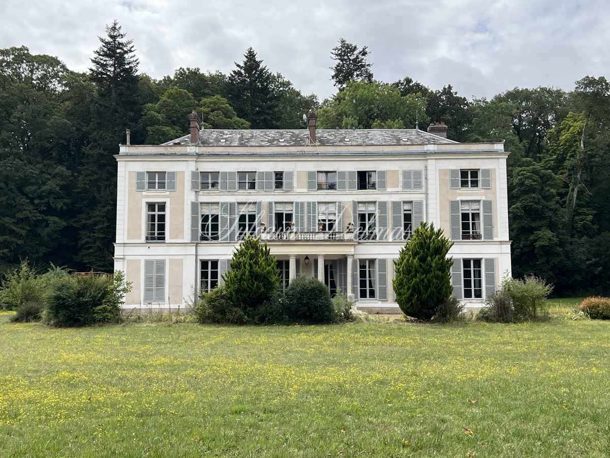 Magnifique château du XVII° à 120 KM de Paris centre.