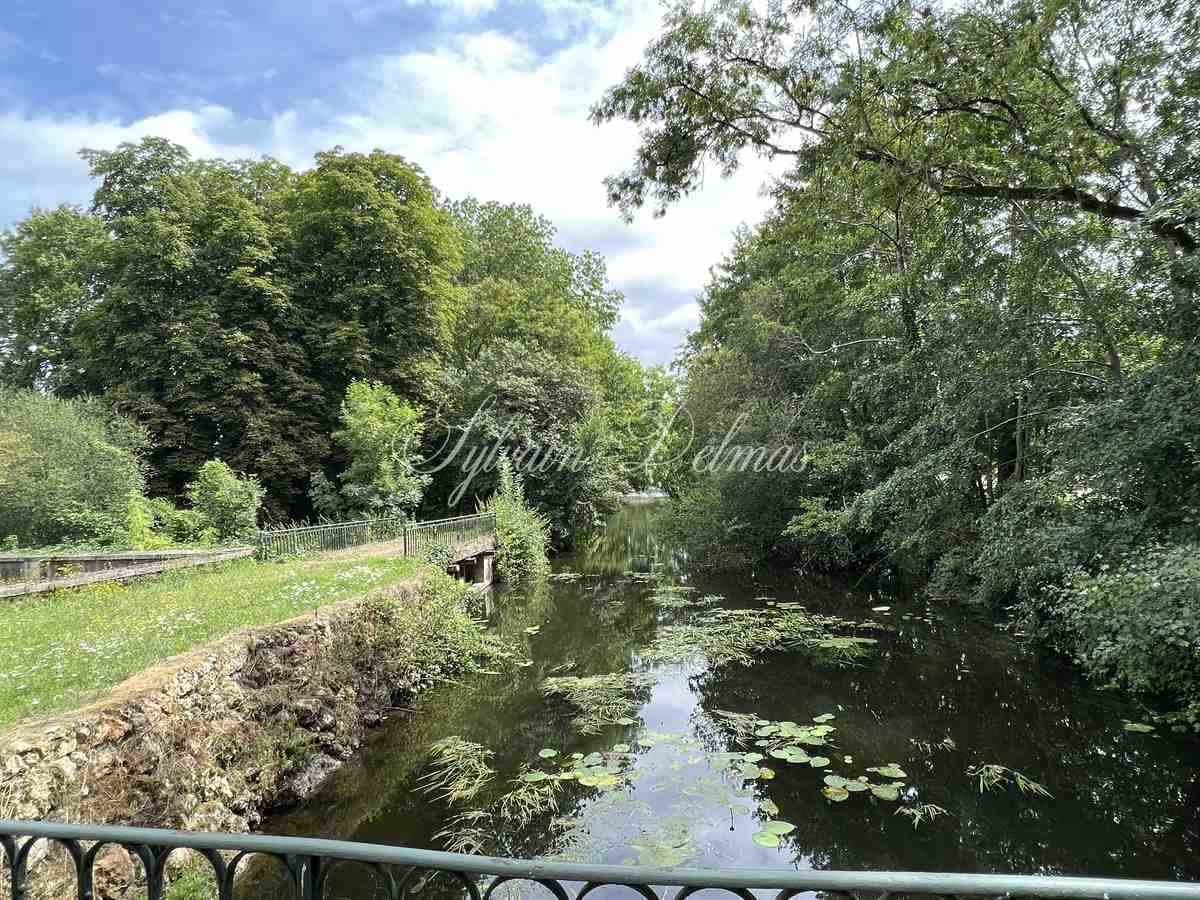Magnifique château du XVII° à 120 KM de Paris centre.