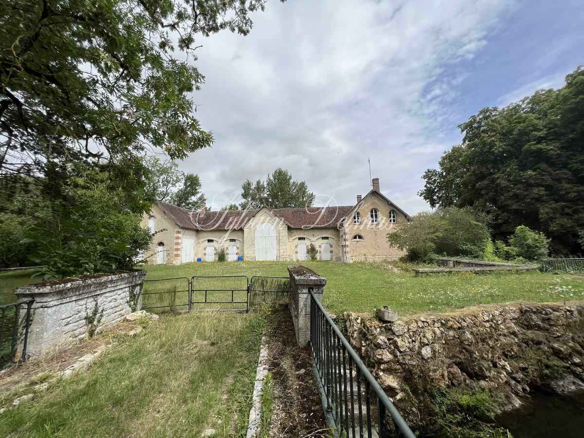 Magnifique château du XVII° à 120 KM de Paris centre.