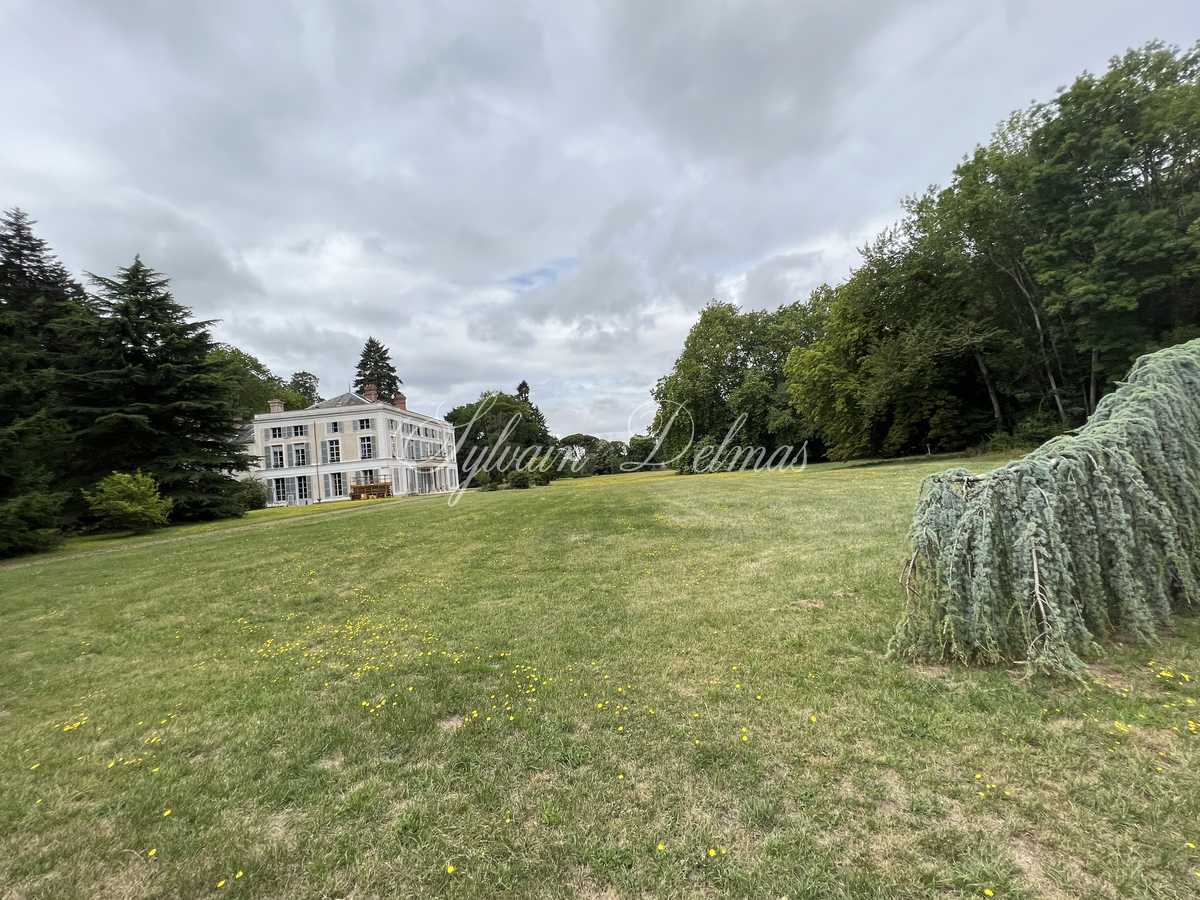Magnifique château du XVII° à 120 KM de Paris centre.