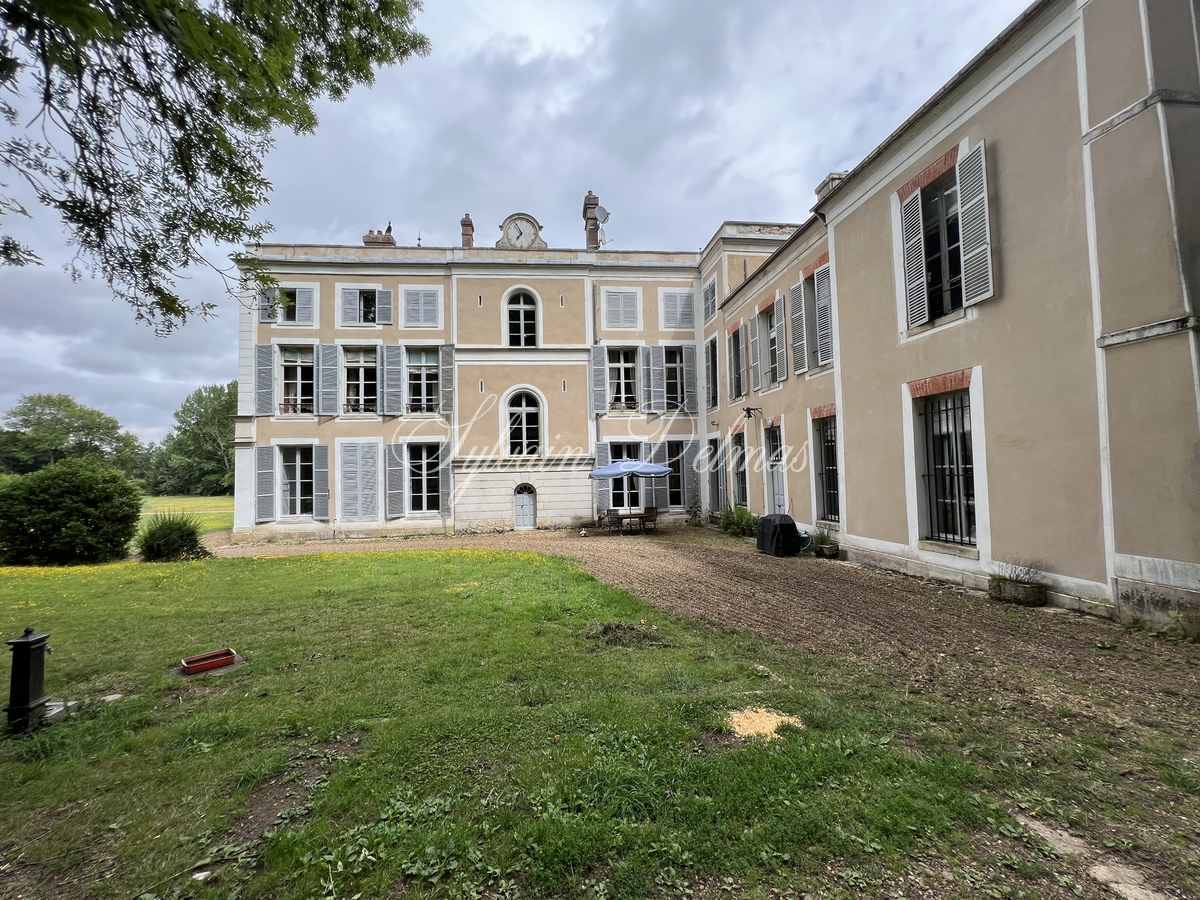 Magnifique château du XVII° à 120 KM de Paris centre.