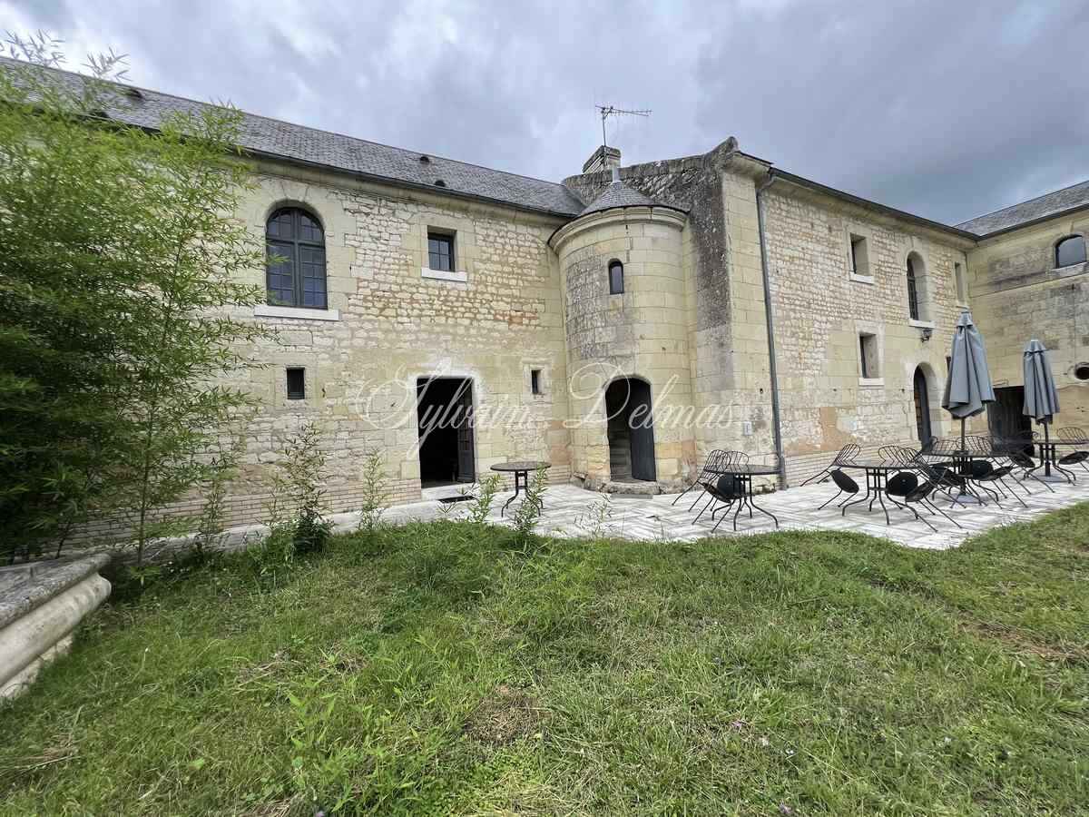 Château — AUTHENTIQUE CHATEAU XIV et XVII° proche de Chinon