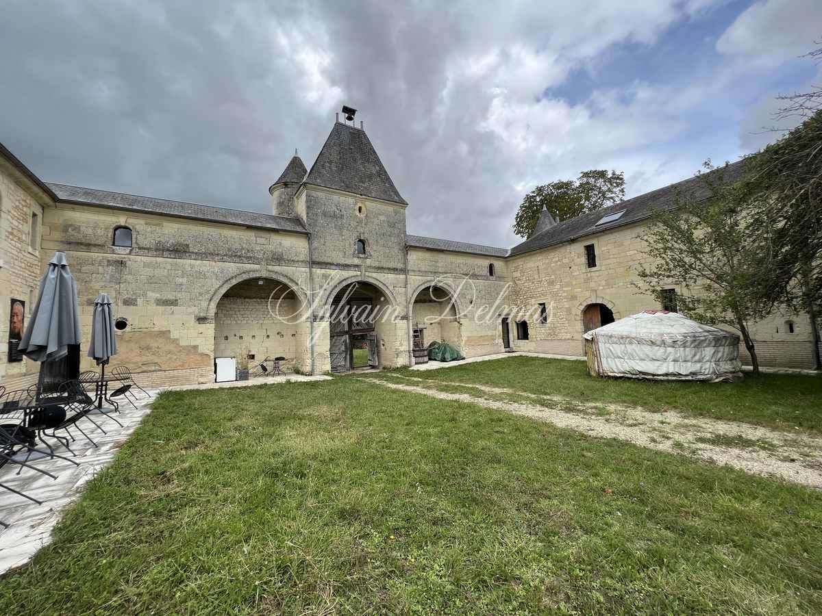 Château — AUTHENTIQUE CHATEAU XIV et XVII° proche de Chinon