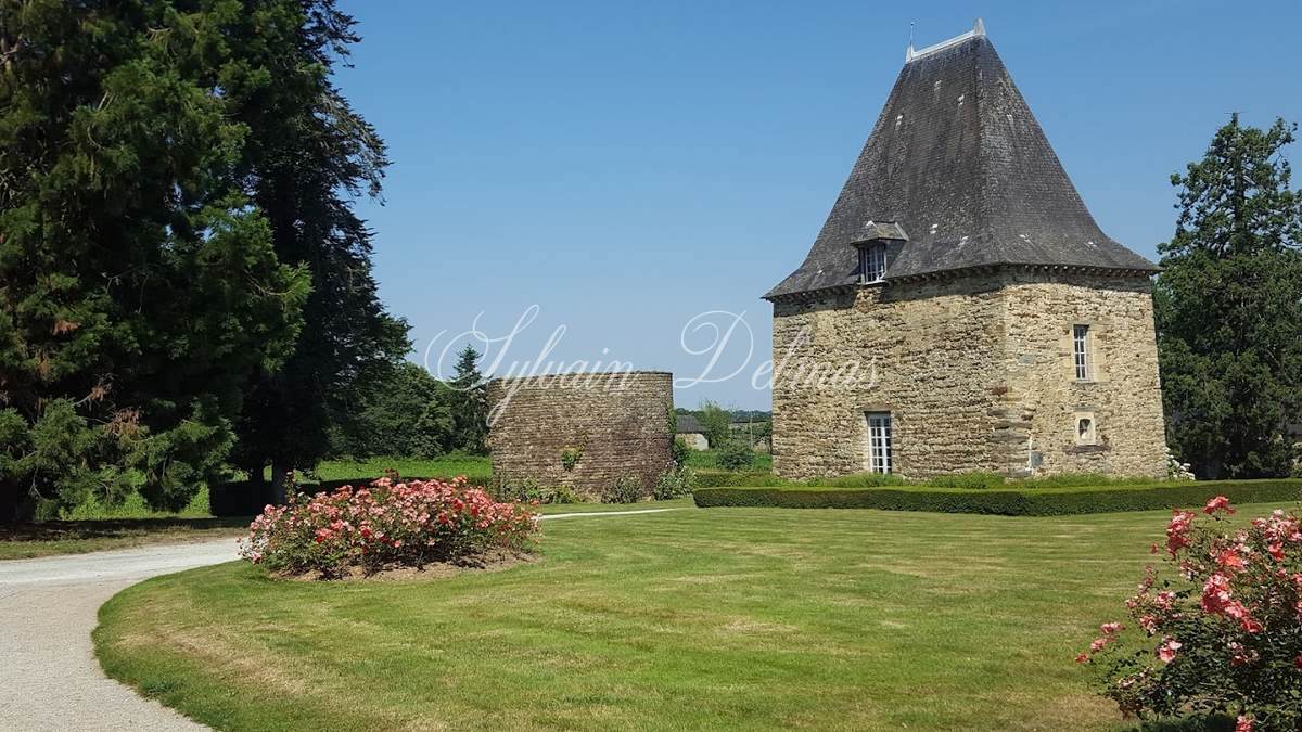 Château — A VENDRE CHATEAU XVII ÈME PROCHE DE RENNES