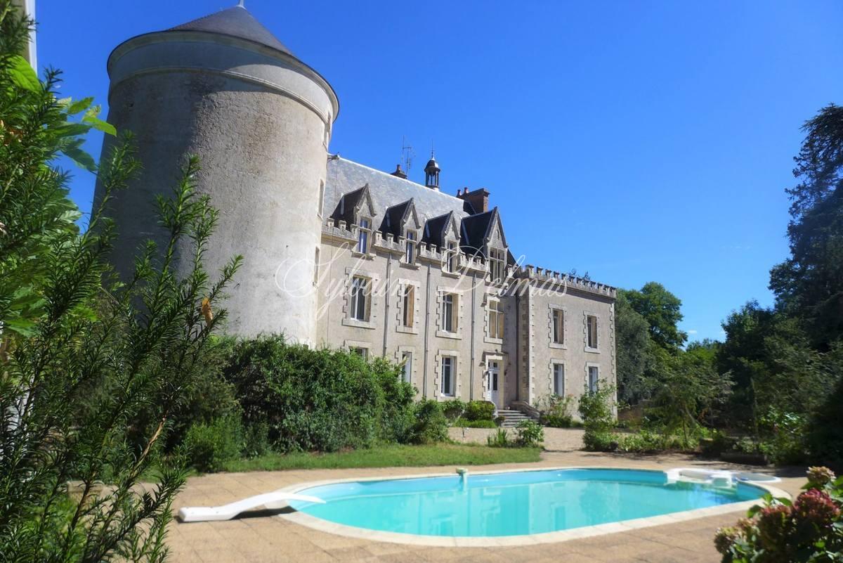 Château — Charmant petit chateau  du 17 et 19 ème surplombant une petite rivière.