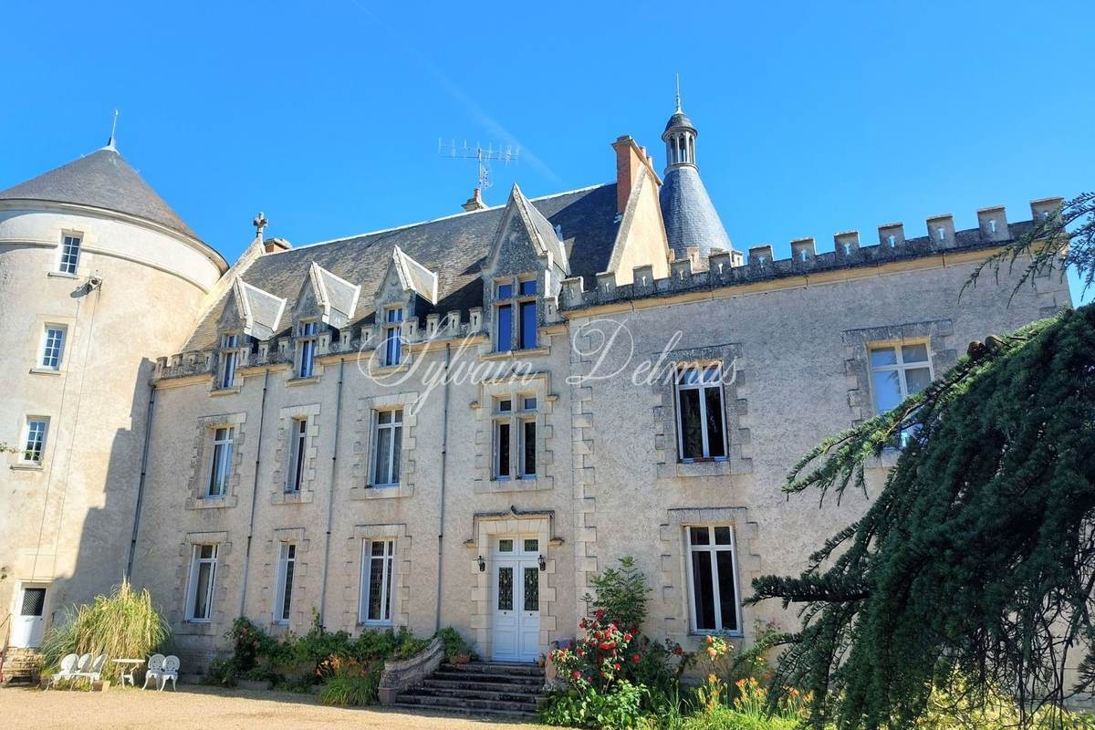 Château — Charmant petit chateau  du 17 et 19 ème surplombant une petite rivière.