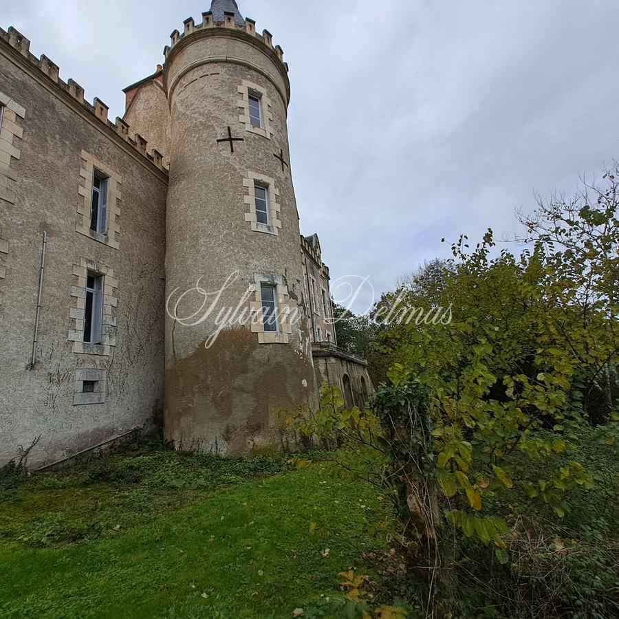 Château — Charmant petit chateau  du 17 et 19 ème surplombant une petite rivière.