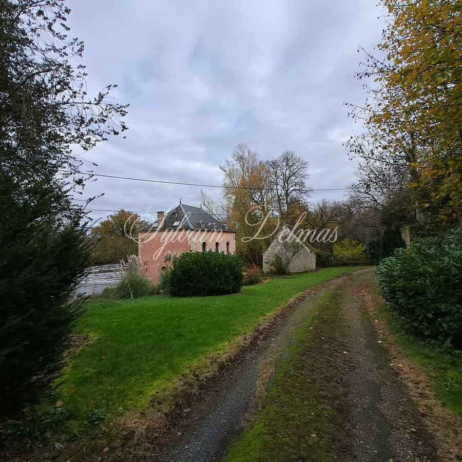 Château — Charmant petit chateau  du 17 et 19 ème surplombant une petite rivière.