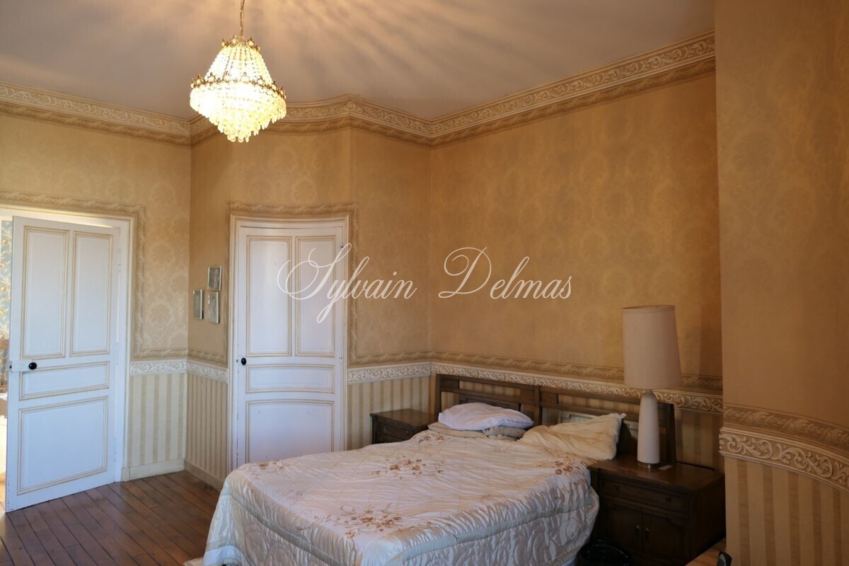 Château — Charmant petit chateau du 17 et 19 ème surplombant une petite rivière.