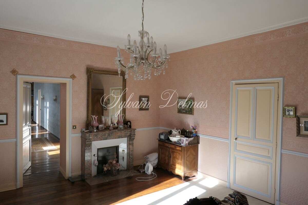 Château — Charmant petit chateau du 17 et 19 ème surplombant une petite rivière.