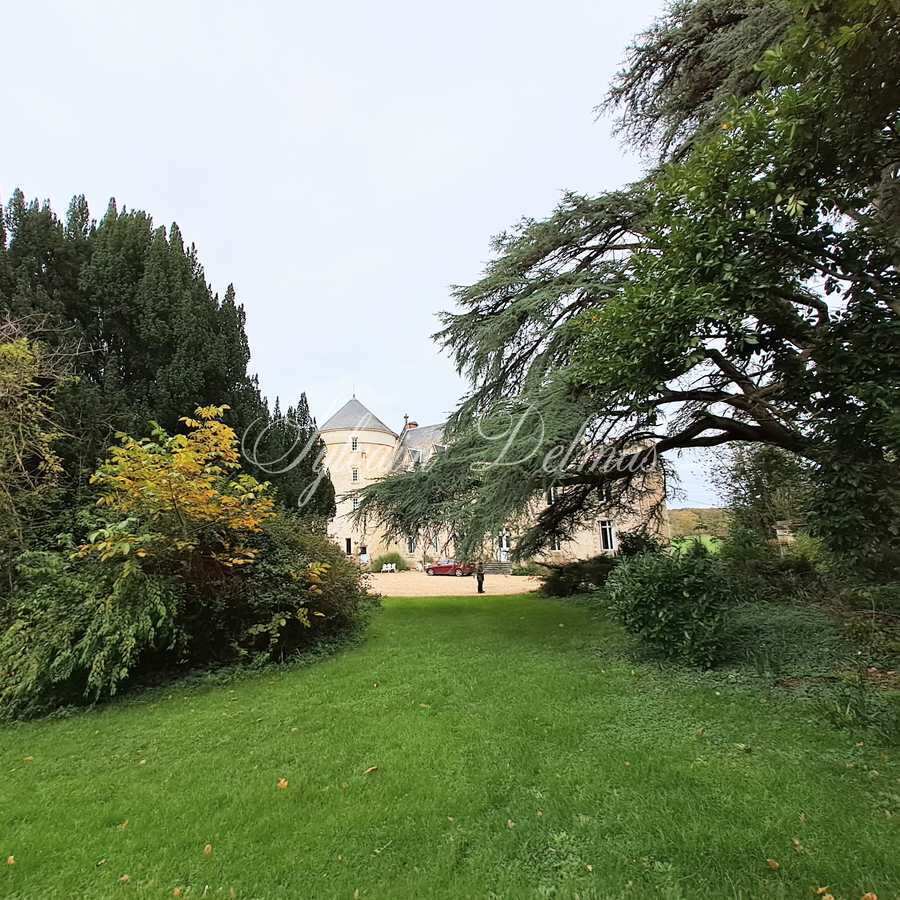 Château — Charmant petit chateau  du 17 et 19 ème surplombant une petite rivière.