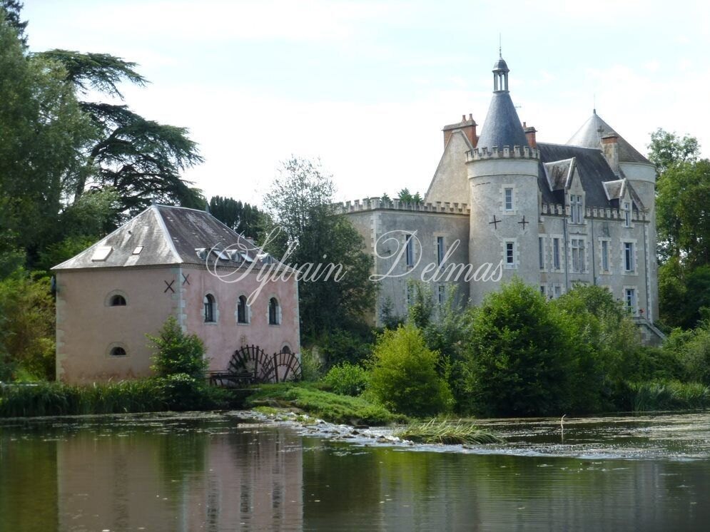 Château — Charmant petit chateau  du 17 et 19 ème surplombant une petite rivière.