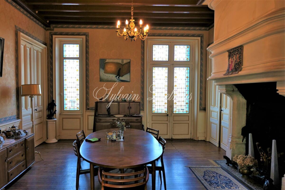 Charmant petit château surplombant la rivière au coeur la Brenne