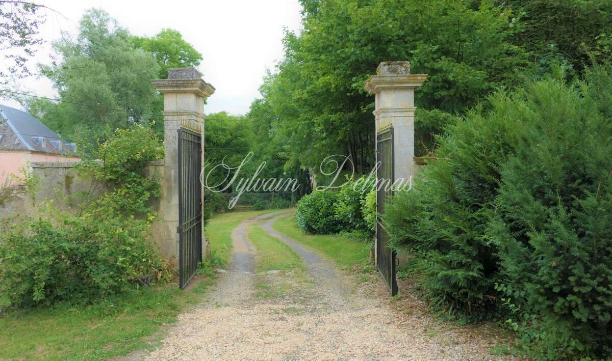 Charmant petit château surplombant la rivière au coeur la Brenne