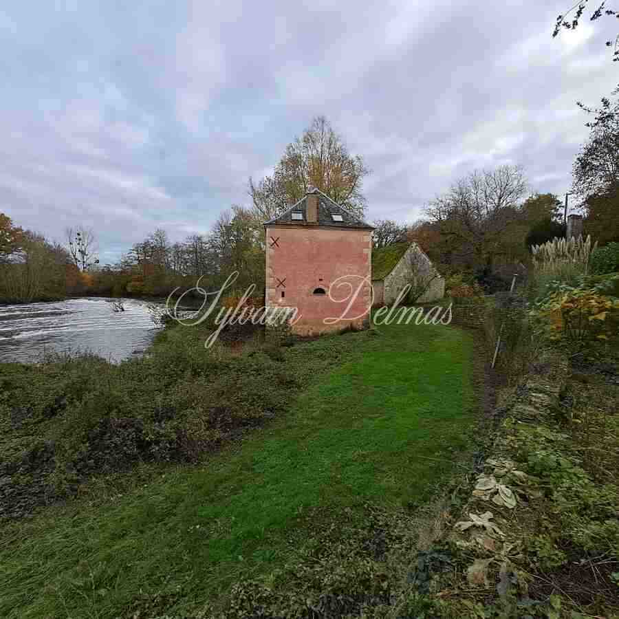 Charmant petit château surplombant la rivière au coeur la Brenne