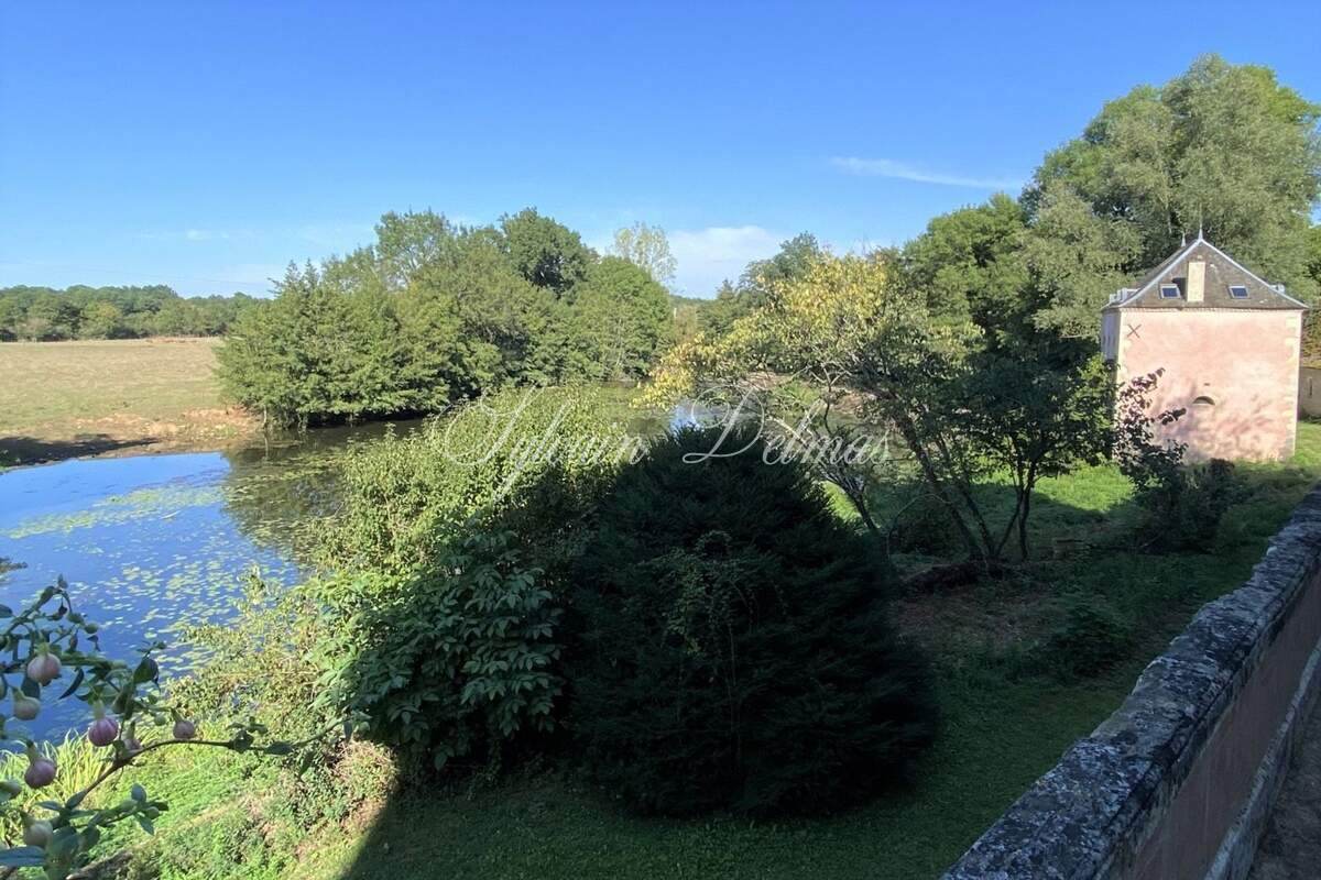 Charmant petit château surplombant la rivière au coeur la Brenne
