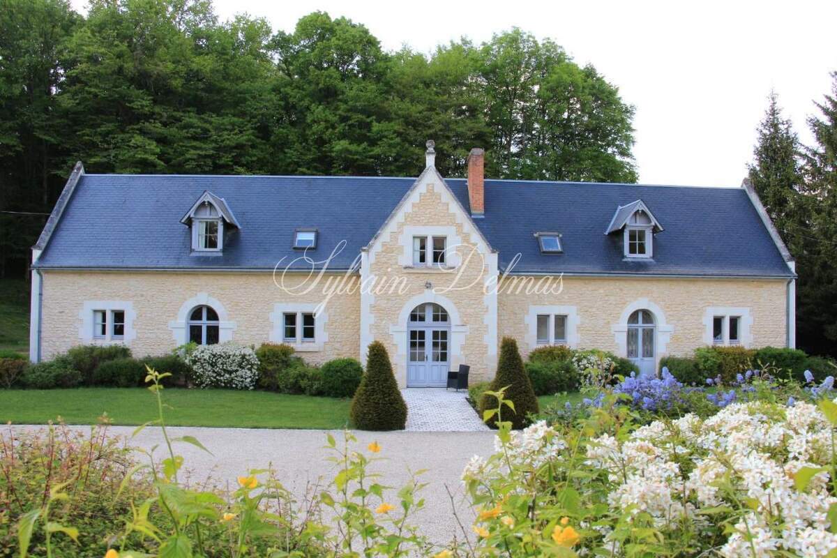 A vendre fabuleux Château Renaissance sur un domaine de 26 hectares